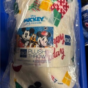 Disney holiday throw  Mickey and Friends Plush Throw Festive oversized Blanket